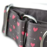 Collier martingale gris avec des cœurs – Image 2