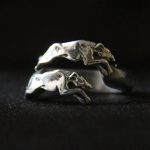 Bague avec deux lévriers en mouvement